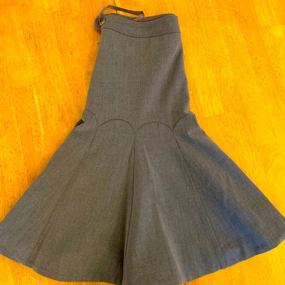 Beautiful, well made skirt with panels, zipper, and full lining